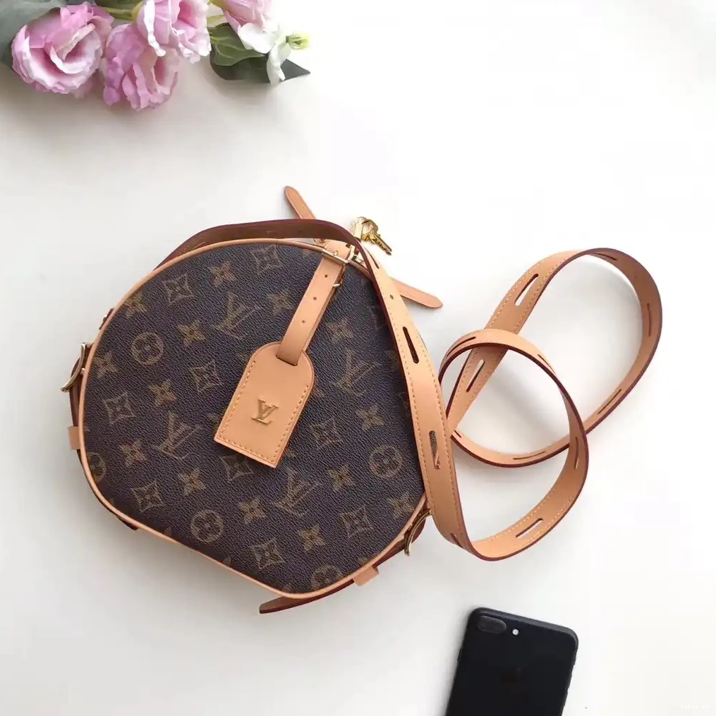 PETITE Louis CHAPEAU BOITE Vuitton 0511
